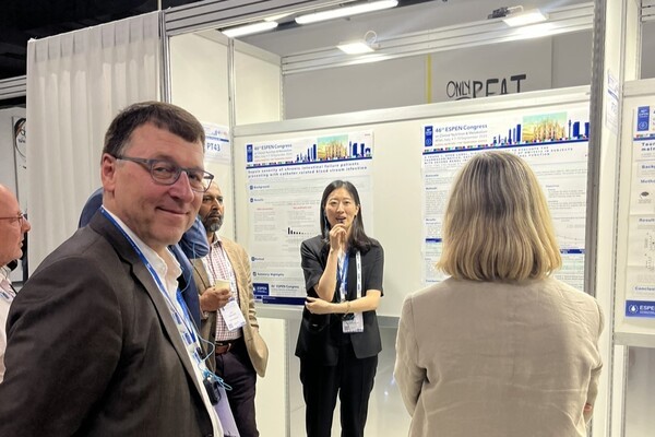 한미약품 GM임상팀 이문희 이사(가운데)가 9월 이탈리아 밀라노에서 열린 유럽임상영양대사학회(ESPEN)에서 단장증후군 치료제로 개발 중인 소네페글루타이드의 임상 1상 약동학 결과를 발표하고 있다. [제공=한미약품]