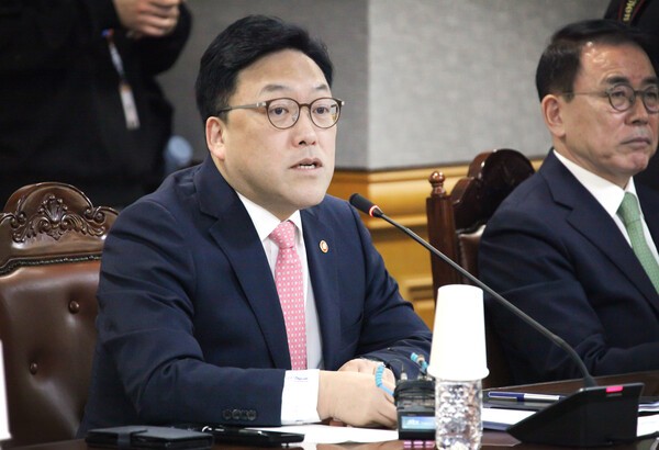 김병환 금융위원장이 23일 오전 서울 중구 은행회관에서 오영주 중소벤처기업부 장관과 이복현 금융감독원장, 조용병 은행연합회장과 20개 사원 은행장들과 함께 개최한 간담회에서 은행권 소상공인 금융지원 방안을 발표했다. [제공=금융위원회]