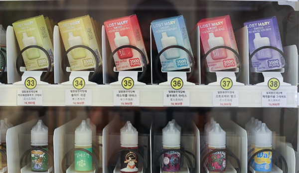 진열대에 놓인 합성니코틴 액상형 전자담배 모습. [제공=연합]