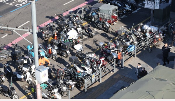 경기 침체에 엎친 데 덮친 격으로 비상계엄과 정치적 혼란까지 더해 연말 특수가 실종됐다. 사진은 지난 23일 오후 서울 한 재래시장 부근에 배달 오토바이가 대기해 있다. 연합뉴스