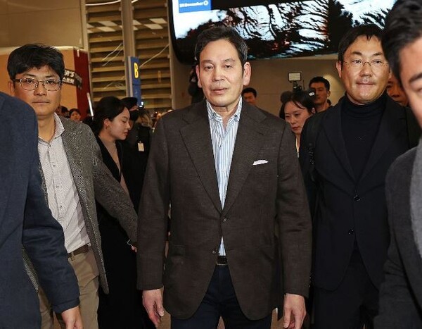 미국에서 도널드 트럼프 미 대통령 당선인을 만난 정용진 신세계그룹 회장이 22일 인천국제공항 제2여객터미널을 통해 귀국해 이동하고 있다. [제공=연합]