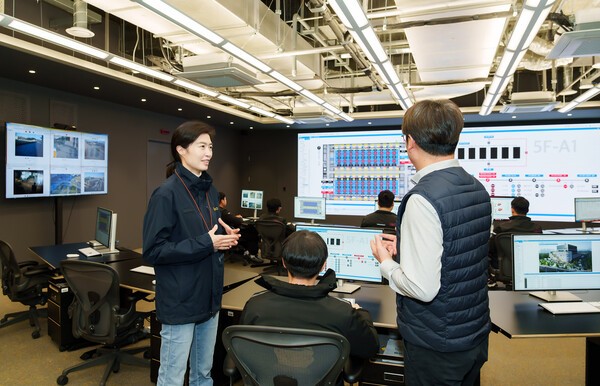 정신아 카카오 대표가 트래픽이 폭증하는 연말연시를 앞두고 현장 점점 차 데이터센터를 방문했다. [출처=카카오]