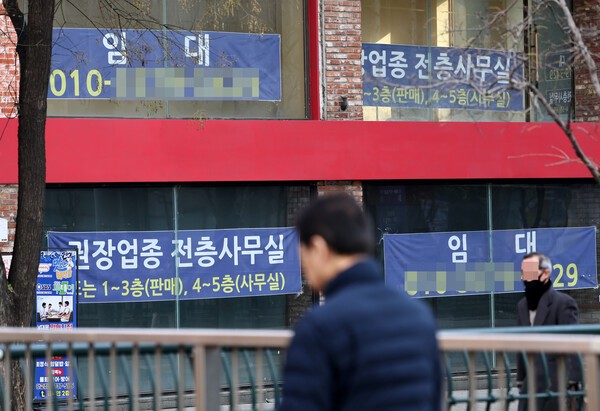 경기 침체 여파로 소상공인 폐업 공제금 지급 규모가 올해 1조3000억원을 넘어 사상 최대를 기록했다. 연합뉴스