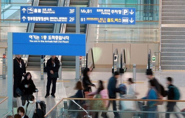 정부가 코로나19 이후 침체된 방한 관광시장을 활성화하기 위해 중국인 단체관광객을 대상으로 한 한시적인 무비자 입국 제도를 검토하고 있다. [제공=연합]