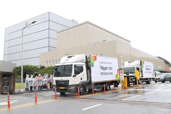 GC녹십자 ’알리글로’의 미국 첫 출하 모습. [제공=GC녹십자]
