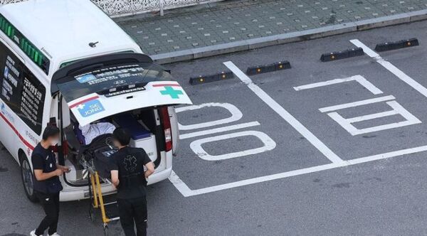 ▶ 의정갈등이 이어지고 있는 27일 오후 서울 시내 한 대형병원 응급의료센터 인근에서 한 환자가 이송되고 있다. 해당 기사와는 관련 없음. [제공=연합]