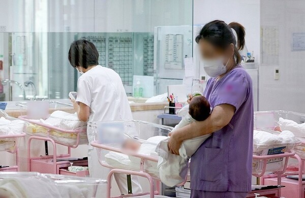 전국적으로 출생아 수가 증가세를 보이며 지난 10월에는 12년 만에 가장 큰 폭의 상승을 기록한 것으로 나타났다. [제공=연합]