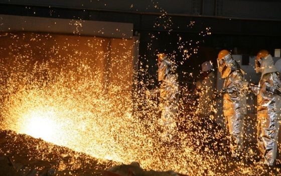 포스코 직원들이 출선(쇳물을 빼는 작업)을 하고 있다. [제공=포스코]