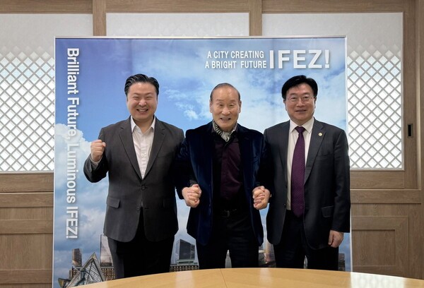 지난 26일 인천경제자유구역청에서 최병오 한국섬유산업연합회 회장(사진 가운데), 윤원석 인천경제자유구역청 청장(오른쪽), 최준호 패션그룹형지 총괄부회장(왼쪽)이 만나 송도국제도시의 글로벌화를 함께 추진하기로 합의했다. [제공=패션그룹형지]