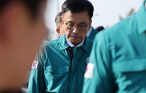 무안공항 여객기 사고 유가족 만나고 나오는 최상목 권한대행. [제공=연합]