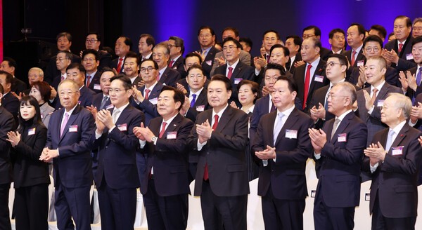 2024년 경제계 신년인사회 현장. (사진 오른쪽부터) 손경식 경총회장, 정의선 현대차 회장, 최태원 대한상의 회장, 윤석열 대통령, 김기문 중기중앙회장, 이재용 삼성전자 회장, 류진 한경협 회장. [제공=연합]