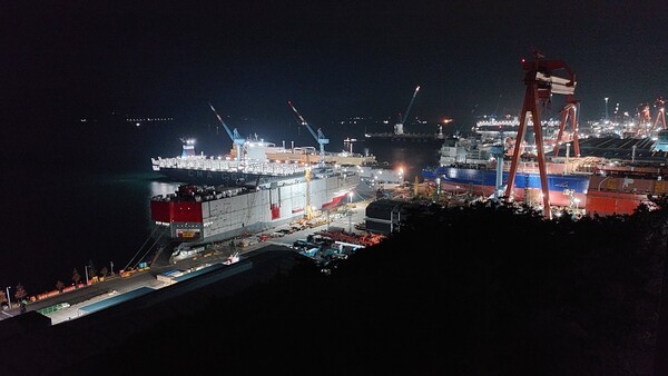 HD현대삼호에서 건조 중인 LNG 이중연료 추진 컨테이너선(EBN)