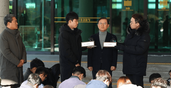 윤석열 대통령 측 윤갑근 변호사가 31일 오전 서울 서초구 서울고검 앞에서 기자간담회를 열고 법원이 윤 대통령에 대해 청구한 체포영장 발부 관련 입장을 말하고 있다. [제공=연합뉴스]