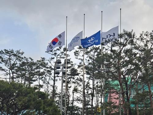 현대차그룹 양재사옥에 걸린 제주항공 참사 조기. [제공=연합뉴스]