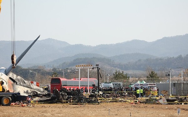 무안국제공항 제주항공 여객기 참사 현장에서 탑승객 유가족들이 간소한 상을 차려두고 희생자들에게 새해 인사를 하고 있다.[연합]