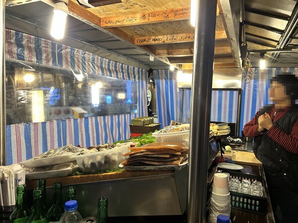 서울 시청 인근에서 포장마차를 운영하는 김씨가 비상계엄 사태 이후 악화된 영업 상황을 토로하고 있다. EBN