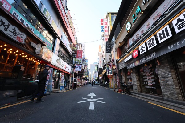 12·3 비상계엄 사태로 연말 모임이 줄줄이 취소된 데 이어 지난달 29일 무안국제공항에서 제주항공 여객기 참사까지 발생하면서 골목상권이 꽁꽁 얼어붙었다. 지난달 31일 서울 종로구 식당가가 한산한 모습이다. 연합뉴스