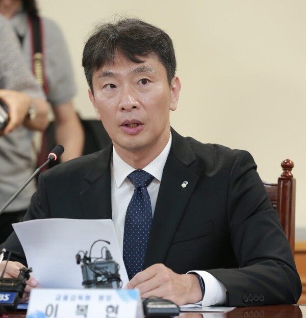 이복현 금융감독원장은 신년사에서 2025년 세 가지 금융감독방향을 발표했다. 리스크 관리를 통해 안정된 금융시스템을 마련하고 밸류업 정책으로 금융의 선순환 구조를 강화하는 한편 디지털 혁신 생태계 구축을 약속했다. [제공=연합]