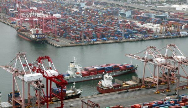 2일 정부는 올해 '1%대 저성장' 움직임을 관측했다. 기획재정부는 이날 발표한 '2025년 경제정책방향'에서 올해 우리나라의 실질 국내총생산(GDP) 증가율을 1.8%로 전망했다. 기존 전망치(2.2%)에서 0.4%포인트(p) 하향 조정된 결과로, 약 2%로 추정되는 잠재성장률도 미달할 수 있다는 뜻이다.[제공=연합]