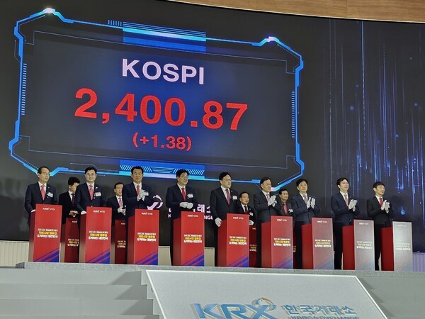 (앞줄 왼쪽부터)강준현 국회 정무위원회 간사, 이정문 더불어민주당 정책위원회 수석부의장, 정은보 한국거래소 이사장, 권성동 국민의힘 원내대표, 김병환 금융위원회 위원장, 윤한홍 국회 정무위원장, 오기형 더불어민주당 주식시장활성화TF단장, 강민국 국회 정무위원회 간사, 이복현 금융감독원장이 2일 '2025 증권·파생상품시장 개장식'에서 개장신호식 부저를 누르고 개장을 축하하고 있다. ⓒEBN