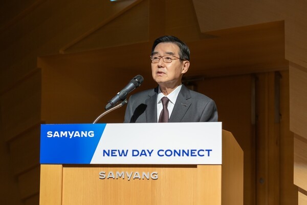 판교 디스커버리센터에서 열린 ‘2025년 삼양 NEW DAY CONNECT’에서 삼양홀딩스 김윤 회장이 임직원들에게 신년 메시지를 전하고 있다. [제공=삼양그룹]