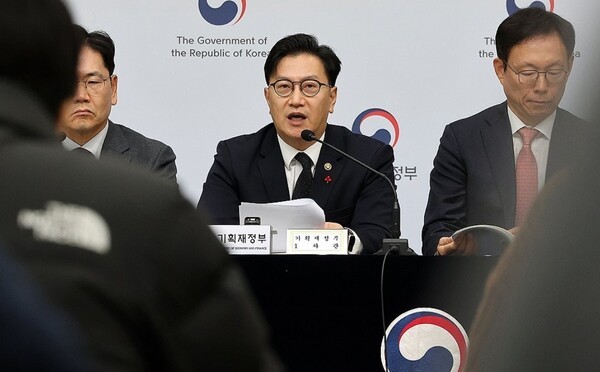 김범석 기획재정부 1차관이 지난달 27일 오전 정부세종청사에서 2025년 경제정책방향 상세 브리핑을 하고 있다. [제공=연합]