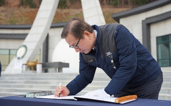 KAI 강구영 사장이 사천 충혼탑을 참배했다.[사진=KAI]