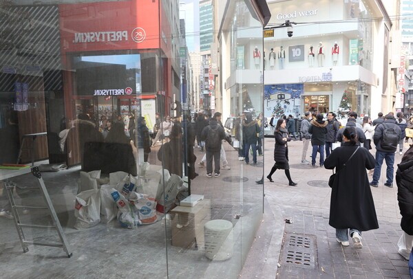 서울 중구 명동길을 찾은 시민들이 이동하고 있다. 연합뉴스