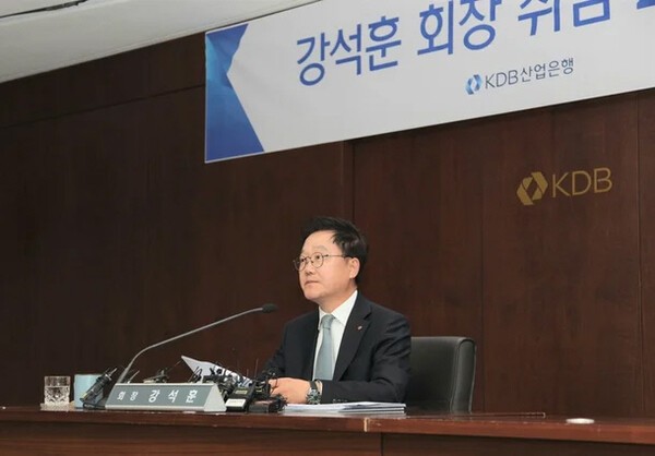 강석훈 산업은행 회장이 산업은행 본점에서 열린 취임 2주년 기자간담회에 참석해 모두발언을 하고 있다.[제공=연합]