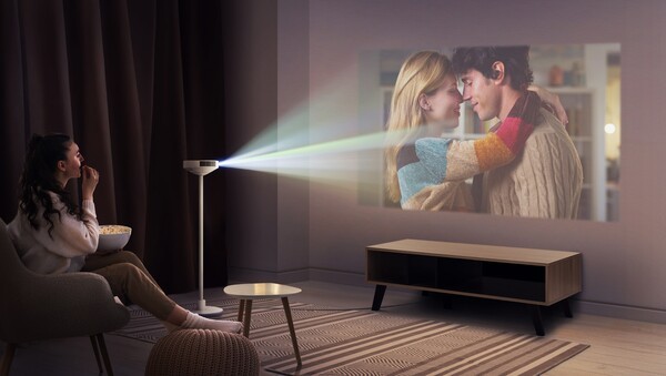 프로젝터에 인테리어 조명, 스피커를 결합한 3-in-1 형태의 신개념 프로젝터(PF600U)로 대화면 콘텐츠를 감상하는 모습. [제공=LG전자]