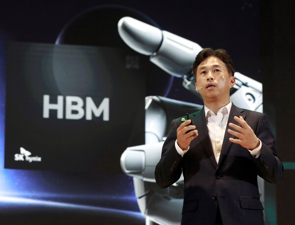 곽노정 SK하이닉스 대표이사 사장이 지난해 11월 열린 'SK AI 서밋 2024'에서 '차세대 AI 메모리의 새로운 여정, 하드웨어를 넘어 일상으로'를 주제로 기조연설을 진행하고 있다. [출처=SK하이닉스]