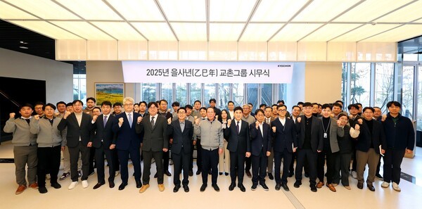 교촌에프앤비는 지난 2일 을사년 새해를 맞아 판교 사옥 ‘그랜드스테어’에서 시무식 행사를 가졌다. 권원강 회장(앞줄 가운데)과 송종화 부회장을 비롯한 임직원들이 기념사진 촬영을 하고 있다. 교촌에프앤비