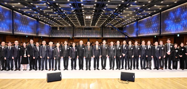 (사진 앞줄 왼쪽 여덟번째부터) 최진식 중경련 회장, 손경식 경총 회장, 안덕근 산업부 장관, 윤진식 무역협회 회장, 류진 한경협 회장, 최상목 대통령 권한대행, 최태원 대한상의 회장, 이재용 삼성 회장, 정의선 현대차 회장, 구광모 LG 회장, 김동관 한화 부회장. [제공=대한상의]