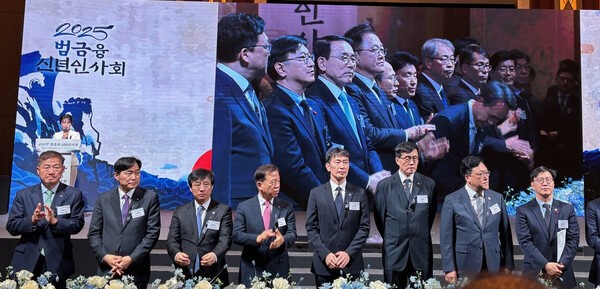 ​은행연합회 등 6개 금융업권별 협회는 3일 오후 2시 소공동 롯데호텔 2층 크리스탈 볼룸에서 '2025년 범금융 신년인사회'를 개최했다. 이날 한국은행과 금융당국의 수장도 참석했다,[EBN]은행연합회 등 6개 금융업권별 협회는 3일 오후 2시 소공동 롯데호텔 2층 크리스탈 볼룸에서 '2025년 범금융 신년인사회'를 개최했다. 이날 한국은행과 금융당국의 수장도 참석했다,[EBN]