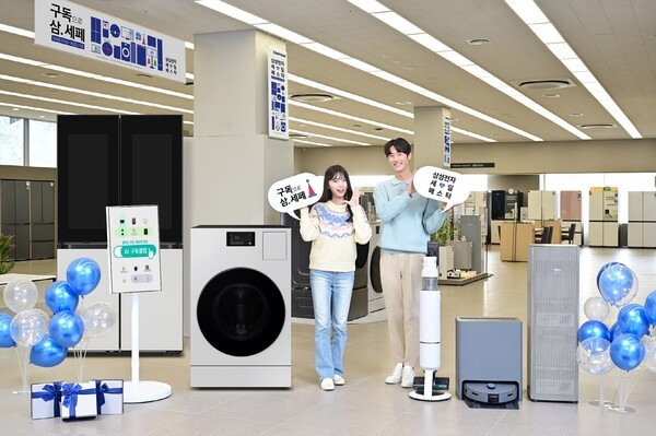 삼성전자 모델이 'AI 구독클럽'으로 더욱 풍성해진 '2025 삼성전자 세일 페스타'를 소개하고 있다. [제공=삼성전자]