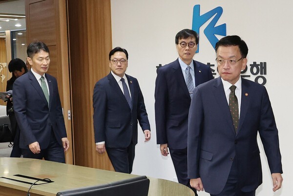 독립성이 강조되는 한국은행과 금융감독당국은 최상목 대통령 권한대행 및 경제부총리가 이끄는 경제 시스템을 지지했고 금융위원회는 금융 본연의 기능인 위기감지 센서 능력을 발휘하고 기본기를 세우자고 본질에 대한 충실을 당부했다.[사진=연합]