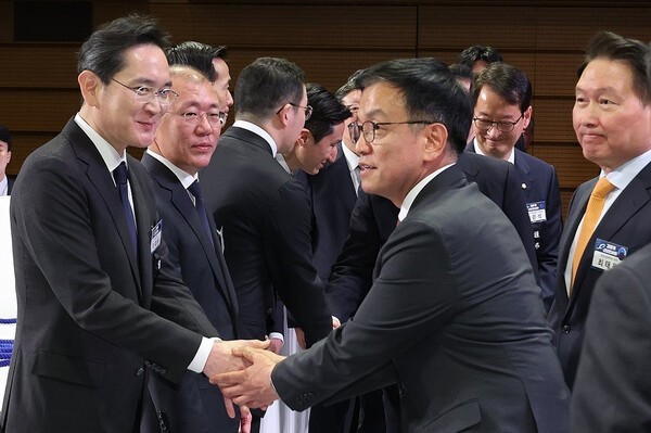 최상목 대통령 권한대행은  지난 3일 서울 대한상공회의소에서 열린 ‘2025년 경제계 신년인사회’에 참석해 이같이 격려했다. 이 자리에는 최 권한대행과 산업통상자원부·외교부·고용노동부·중소벤처기업부 장관과 금융위원장 그리고 주요 경제단체장, 재계 인사 등이 참석했다.[제공=연합]