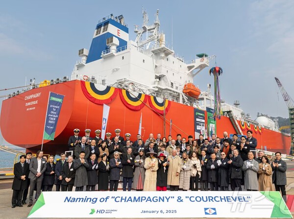 6일 울산 HD현대미포에서 열린 세계 최초 암모니아 이중연료 추진선박 명명식에서 참석자들이 기념 촬영을 하고 있다.[제공=수출입은행]