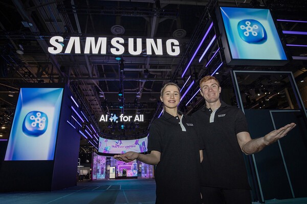 삼성전자 모델이 CES 2025가 열리는 미국 라스베이거스 컨벤션 센터에 위치한 삼성전자 전시관을 소개하고 있다.[제공=삼성전자]