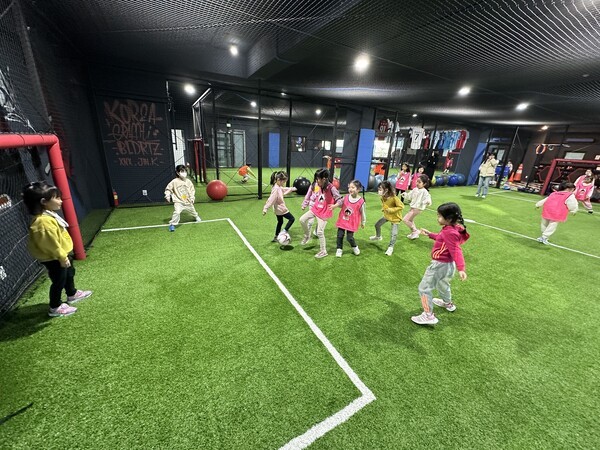 지난해 서울 강서구가 진행한 ‘핫둘핫둘서울 유아스포츠단’ 프로그램에 참여한 어린이들이 축구를 하며 즐거운 시간을 보내고 있다. [강서구 제공]