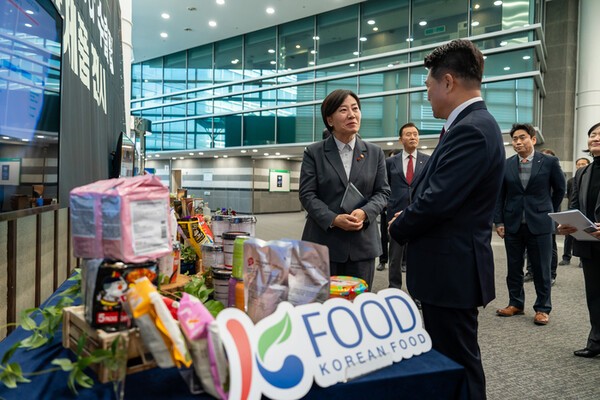 송미령 농식품부 장관이 지난해 aT 센터에서 열린 ' K-Food+ 수출탑 수상기업 상품'을 둘러보고 있다. 한국농수산식품유통공사