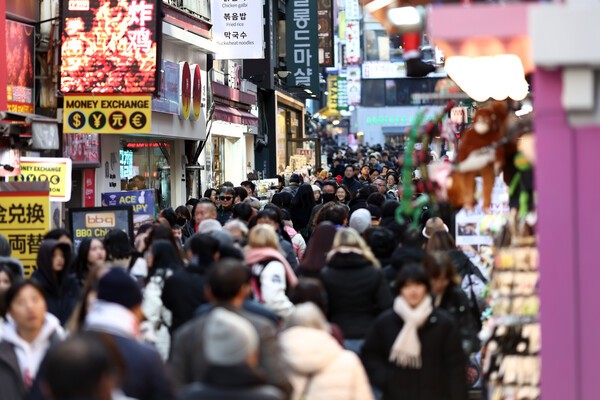 서울 명동거리가 인파로 북적이고 있다. 연합뉴스