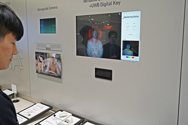 LG이노텍 직원이 차량용 ‘고성능 인캐빈 카메라 모듈’ 제품을 시연하고 있다. [제공=LG이노텍]