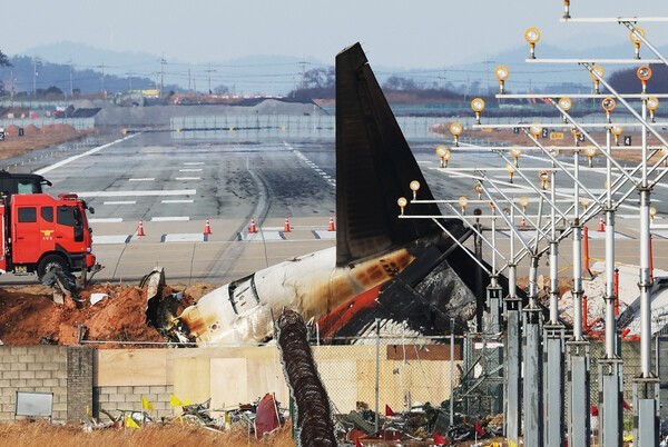 제주항공 여객기 참사 열흘째인 7일 전남 무안군 무안국제공항에서 항공철도사고조사위원회 관계자와 경찰특공대원이 사고 현장을 살피고 있다. [제공=연합]