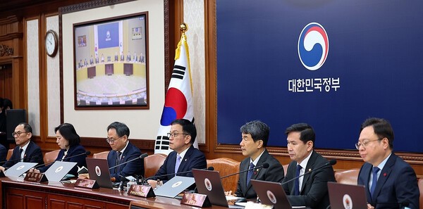 최상목 대통령 권한대행 부총리 겸 기획재정부 장관이 7일 정부서울청사에서 열린 국무회의를 주재하고 있다. [대통령실통신사진기자단]