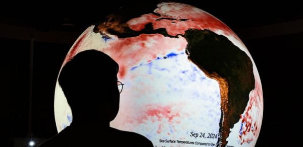 지난해 9월 27일 대구 달성군 국립대구과학관에서 한 시민이 라니냐 현상으로 해수면 이상 온도가 나타나고 있는 SOS 시스템을 살펴보고 있다. [제공=연합뉴스]
