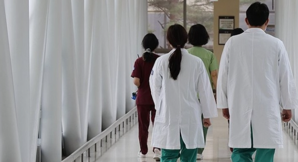 ▶ 정부의 의대 정원에 반발한 전국 의대 교수들의 사직서 제출과 전공의 면허정지 처분을 하루 앞둔 24일 서울 시내의 한 대학병원에서 의료진이 이동하고 있다. [제공=연합]