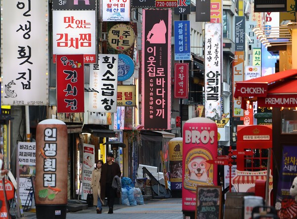 불황에 계엄 여파로 자영업계가 울상을 짓고 있는 가운데 15일 오후 서울 종로 일대 모습. [제공=연합]