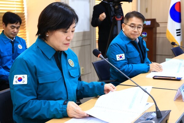송미령 농식품부장관이 충북 음성군 가축방역 상황실과 거점 소독시설을 방문해 고병원성 조류인플루엔자 상황 점검을 실시하고 있다. 농식품