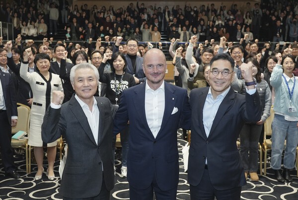 지난 6일 SC제일은행 본점에서 열린 임직원 신년 타운홀에서 이광희 SC제일은행장(맨 오른쪽), 박종복 SC그룹 Senior Advisor (맨 왼쪽), 디에고 디 조르지 SC그룹 최고재무책임자(가운데)가 임직원들과 기념촬영을 하고있다. 